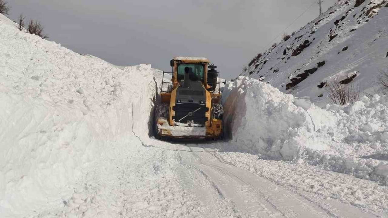 Yüksekova'da Çığ Temizlendi