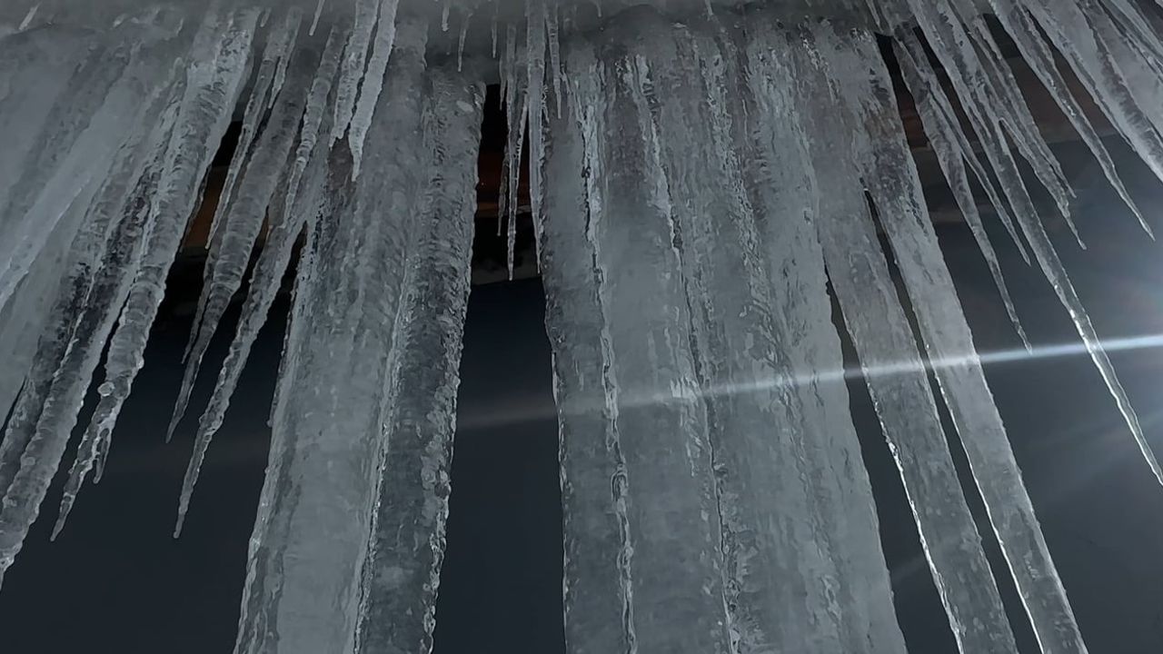 Yüksekova'da Dondurucu Soğuk ve Buz Sarkıtları