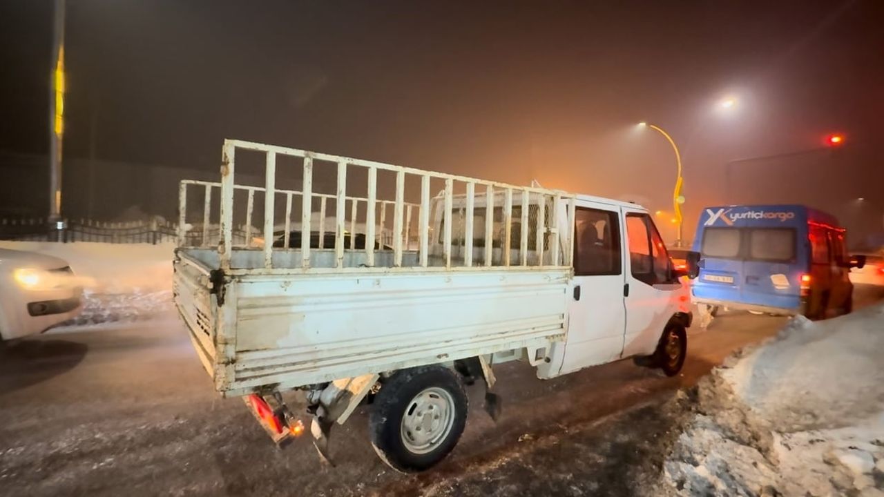 Yüksekova'da Dondurucu Soğuklar Araçları Durdurdu