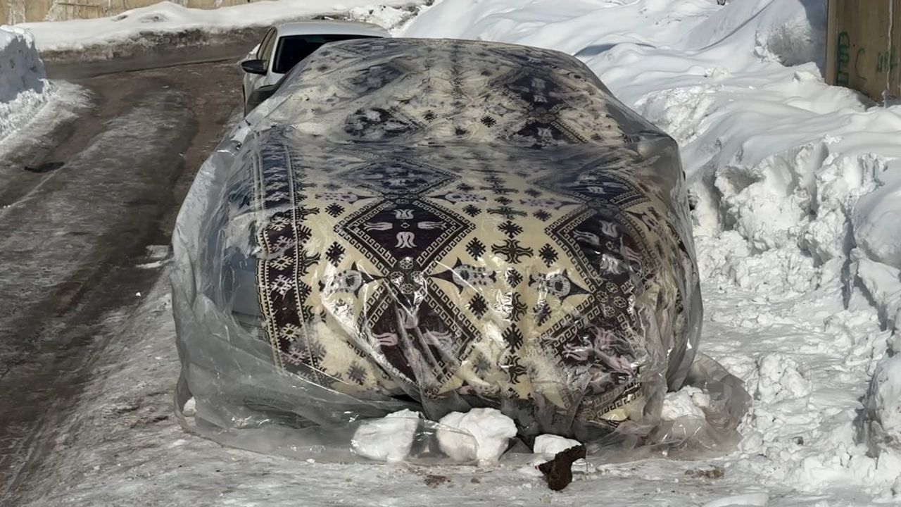 Yüksekova'da Dondurucu Soğuklar ve Büyüyen Buz Sarkıtları
