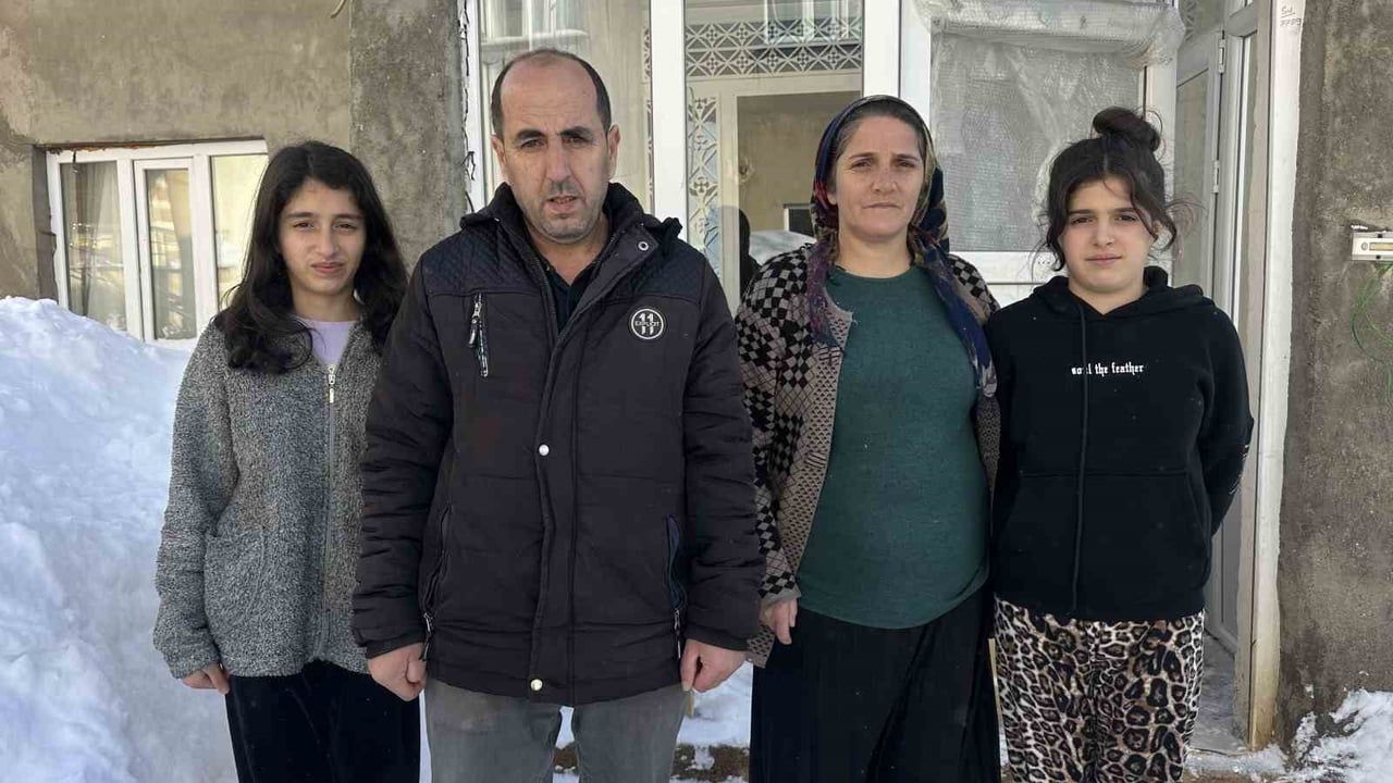 Yüksekova'da Kar Ağırlığı Evin Tavanını Çökertti