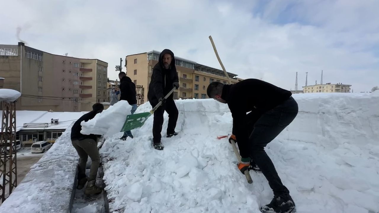 Yüksekova'da Kar Temizleme Çalışmaları Devam Ediyor