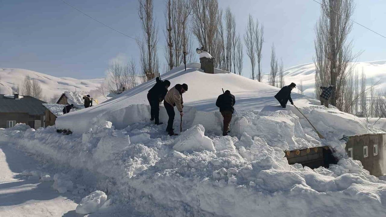 Yüksekova'da Kar Temizlik İmece Geleneğiyle Yapıldı