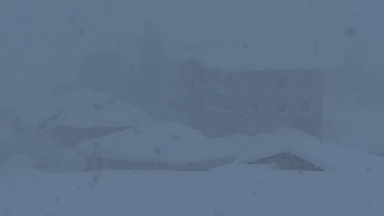 Yüksekova'da Kar Ve Sis Ulaşımı Engelliyor