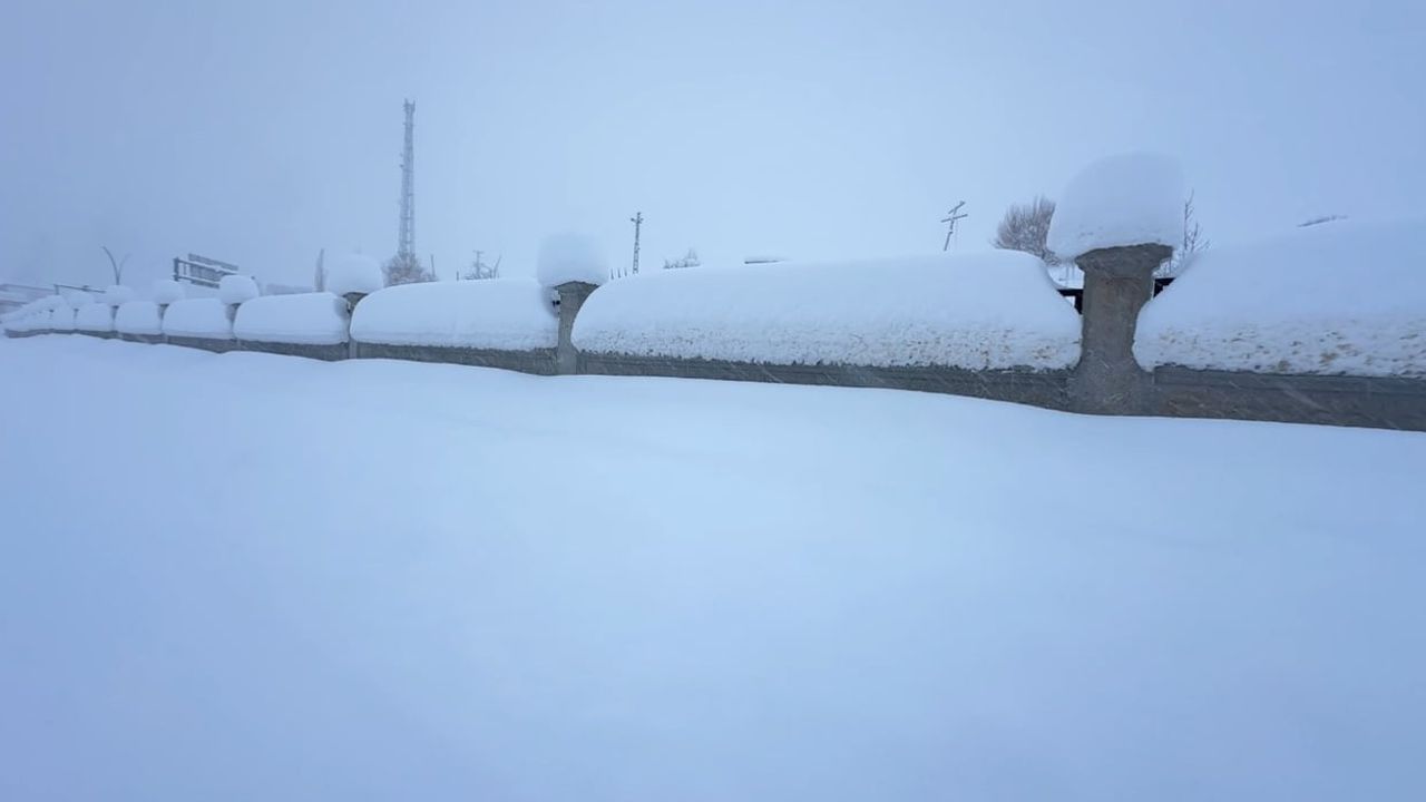 Yüksekova'da Kar Yağışı Etkili Oluyor