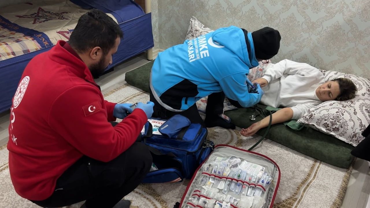 Yüksekova'da Karla Mücadele: 2 Saatlik Kurtarma Operasyonu