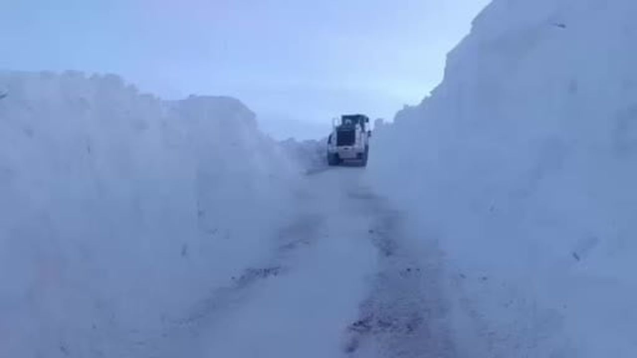 Yüksekova'da Karla Mücadele: Dev Kar Tünelleri Oluştu