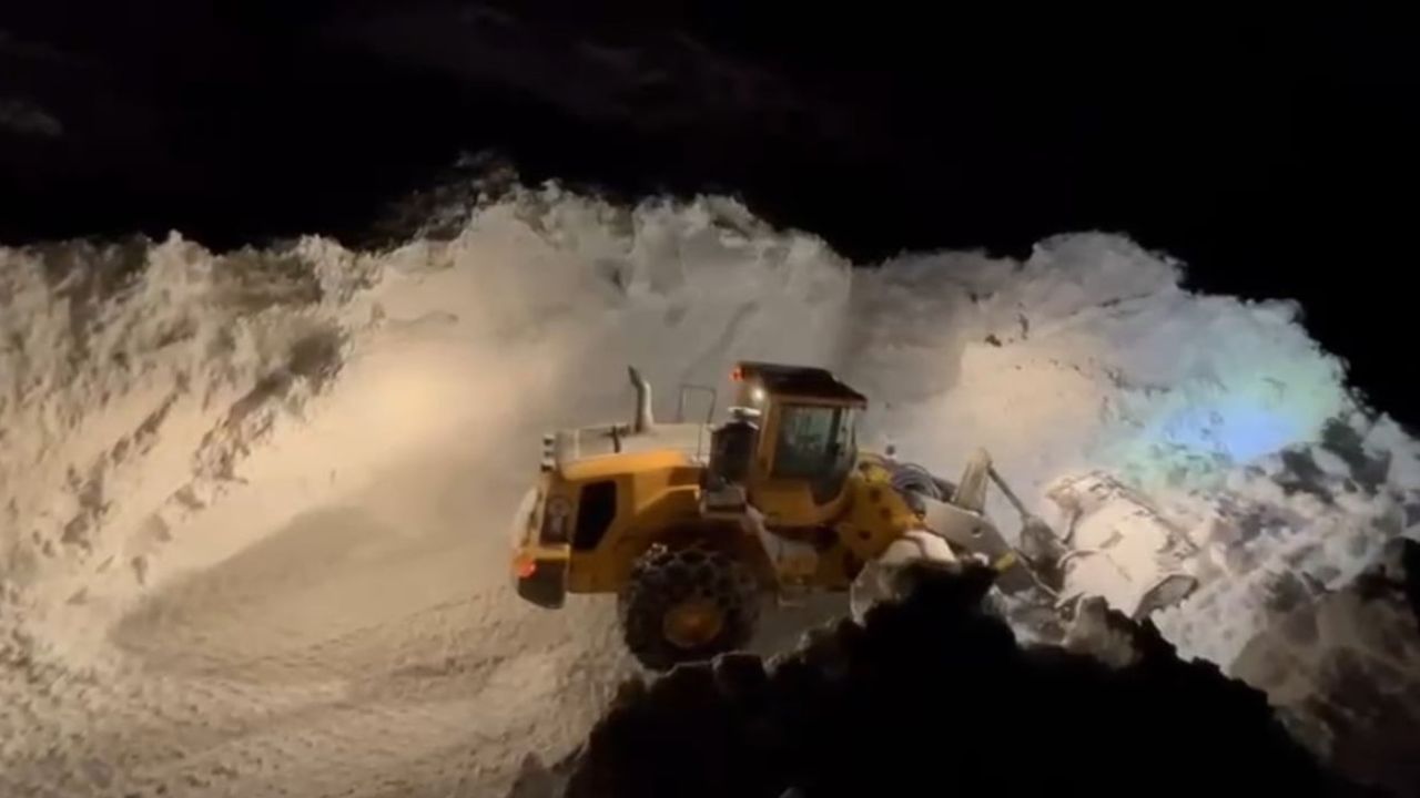 Yüksekova'da Karla Mücadele: Kar Tünelleri Oluştu