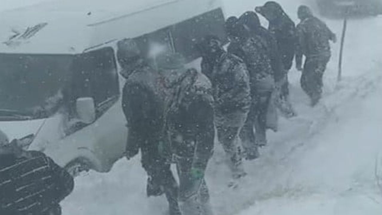 Yüksekova'da Taziye Yolunda Fırtına Krizi