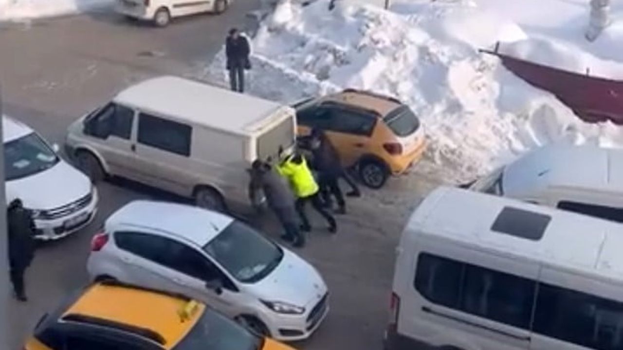 Yüksekova'da Trafik Polisi Buzlu Yolda Mahsur Kalan Kamyoneti Kurtardı