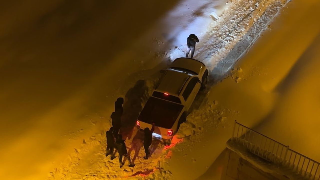 Yüksekova'daki Kar Mağdurlarına Belediyeden Destek