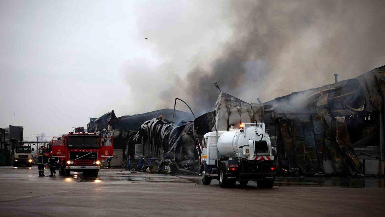 Yunanistan'da Bisküvi Fabrikasında Yangın: 4 Kişi Hayatını Kaybetti