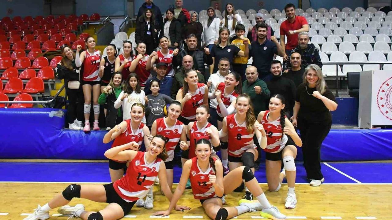 Yunusemre Belediyespor Kadın Voleybol Takımı Ligde Kaldı