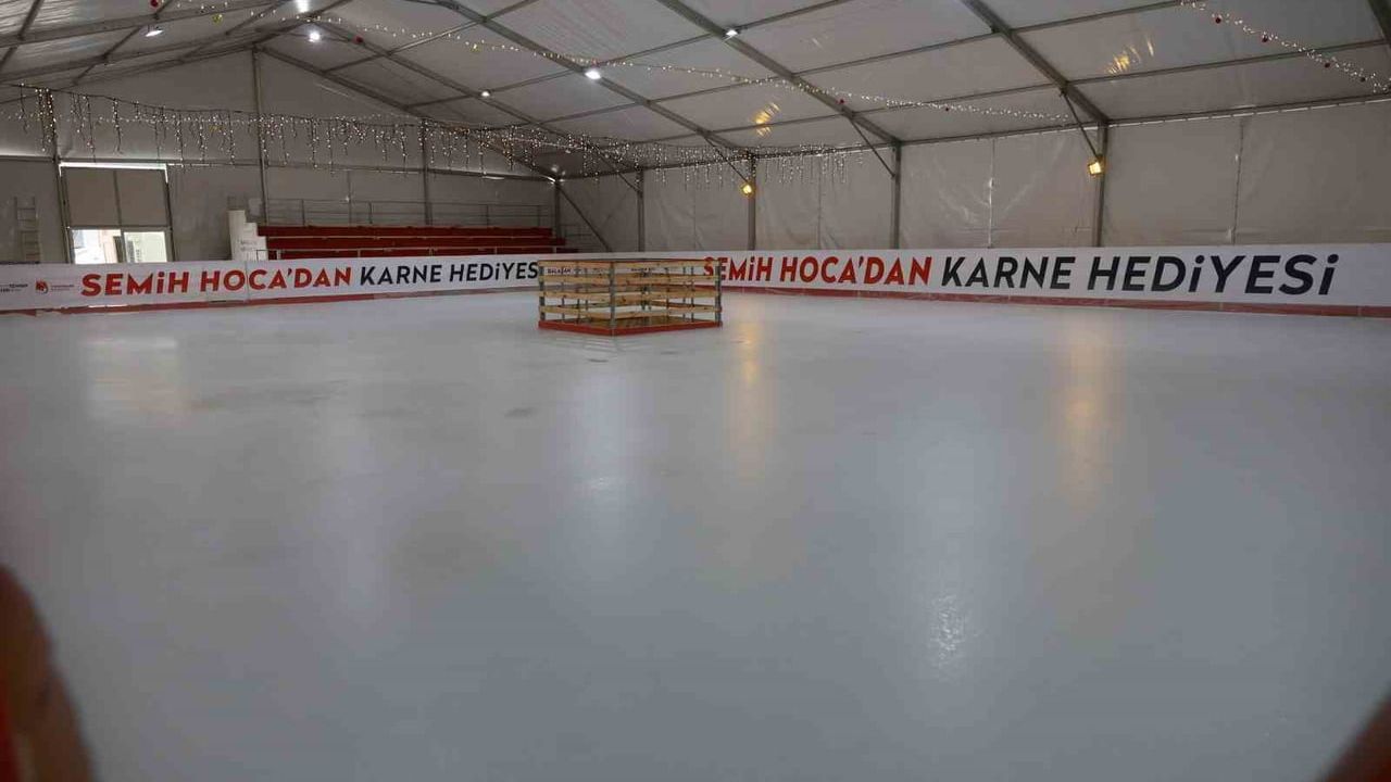 Yunusemre'de Öğrencilere Buz Pateninde Karne Hediyesi