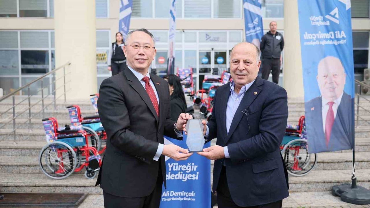 Yüreğir Belediyesi Engelli Bireylere Tekerlekli Sandalye Dağıttı