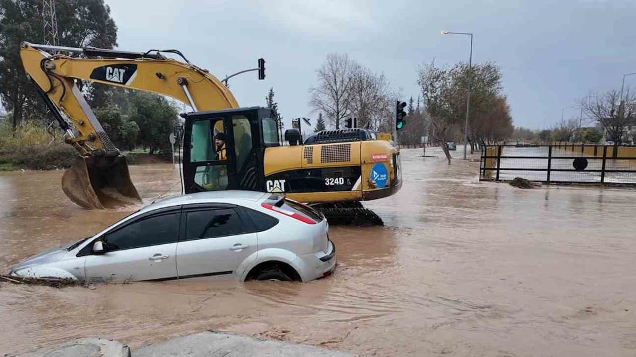Yüreğir'de Sel Felaketi: Vatandaşlar Minibüs Üzerinde Mahsur Kaldı
