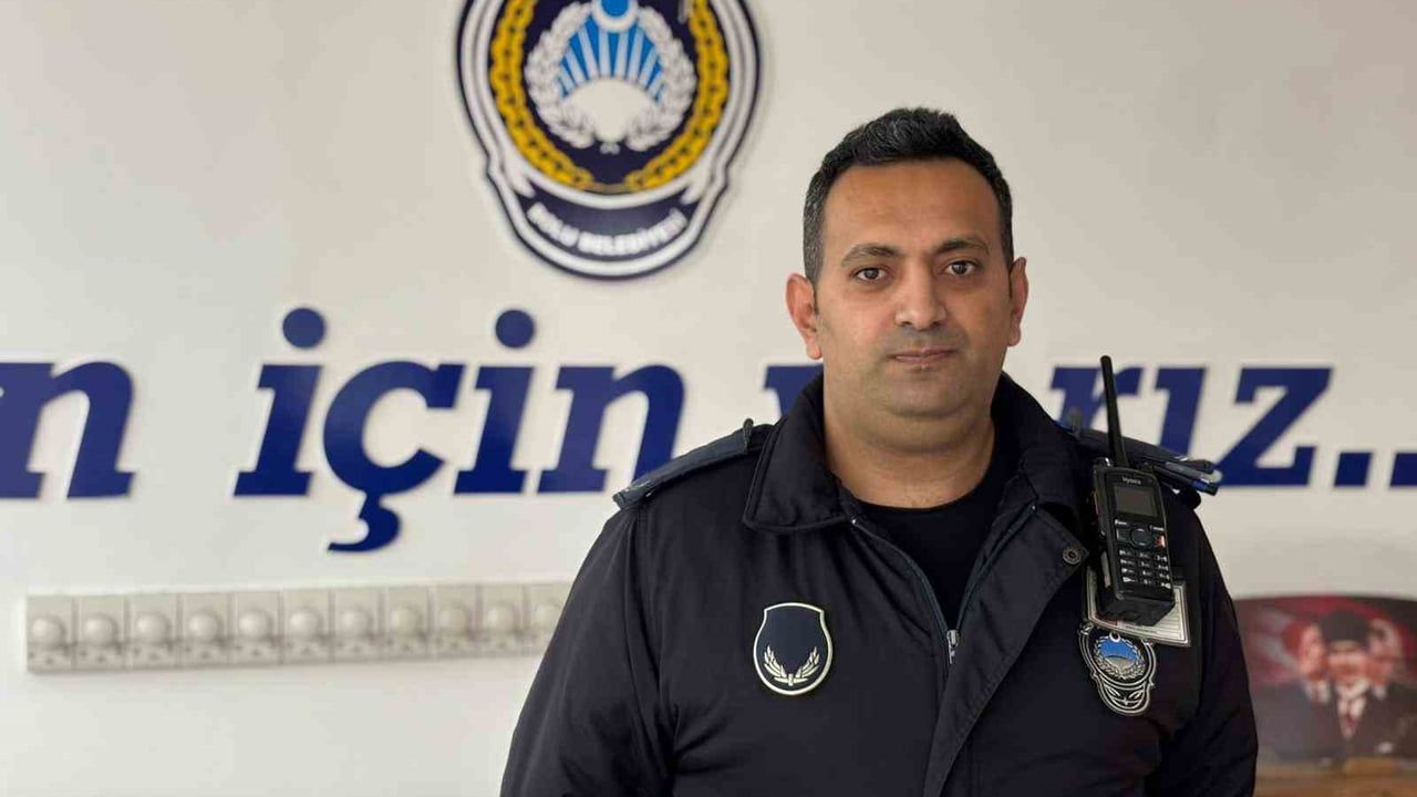 Zabıta Personelinin Bayrak Hassasiyeti: 'Gönlüm El Vermedi'