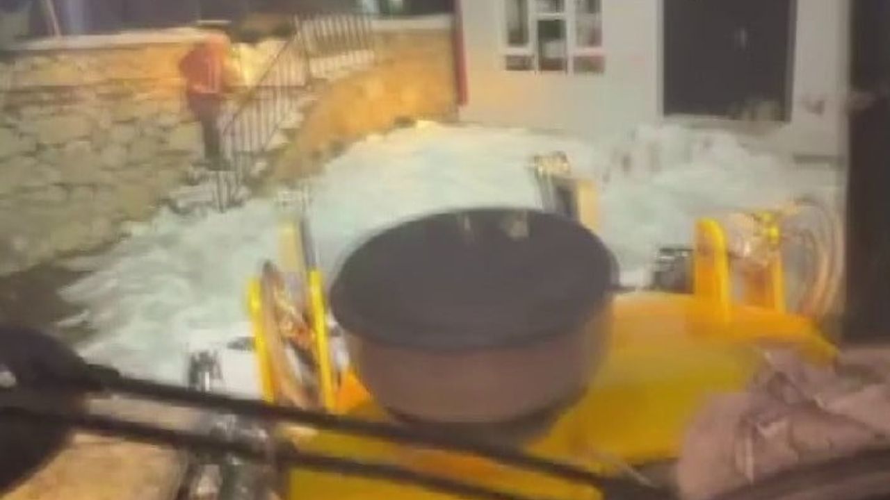 Zana Öğretmen, Okul Bahçesini Kepçe ile Temizledi