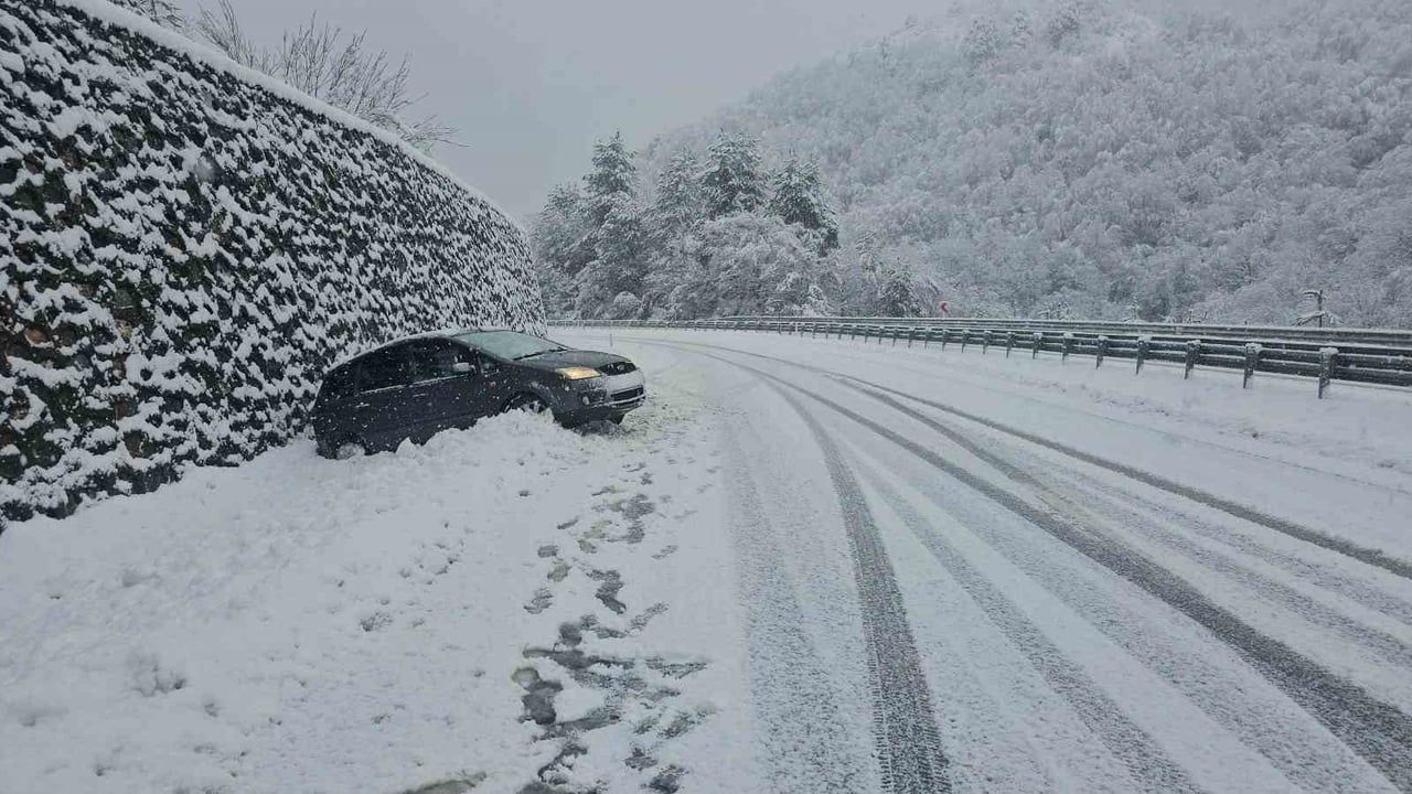 Zonguldak-Ereğli Yolunda Kar Yağışı Nedeniyle Ulaşım Sorunları