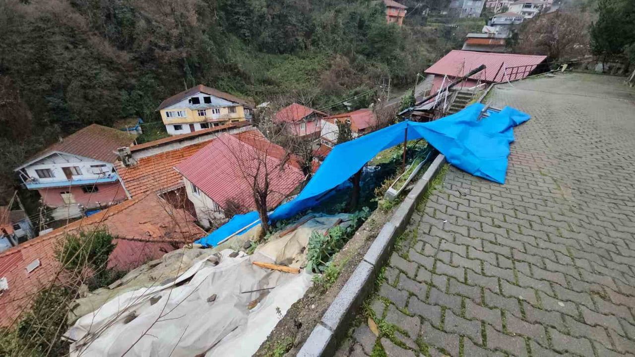 Zonguldak'ta Heyelan: İki Evin Üzerine Kaya Düştü