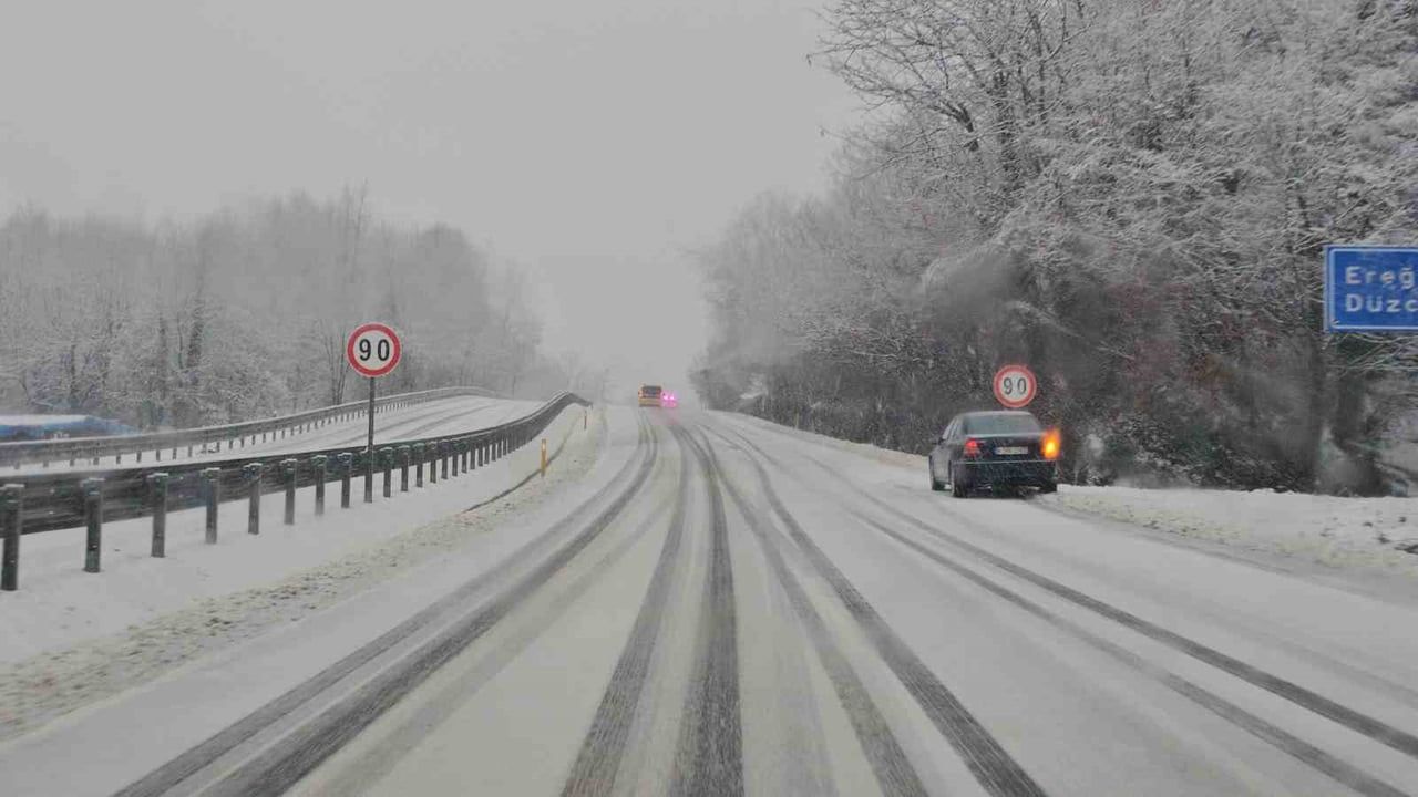 Zonguldak'ta Kar Yağışı Devam Ediyor