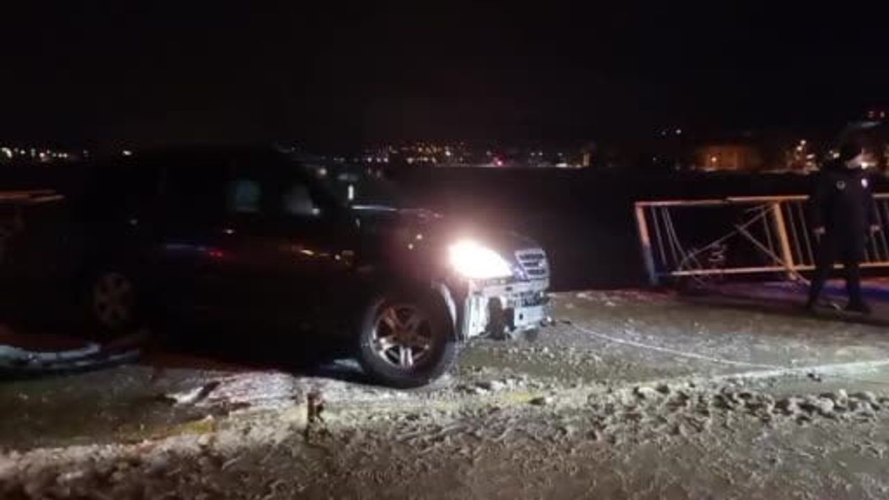 Zonguldak'ta Köprü Korkuluklarında Asılı Kalan Cip Felaketten Döndü