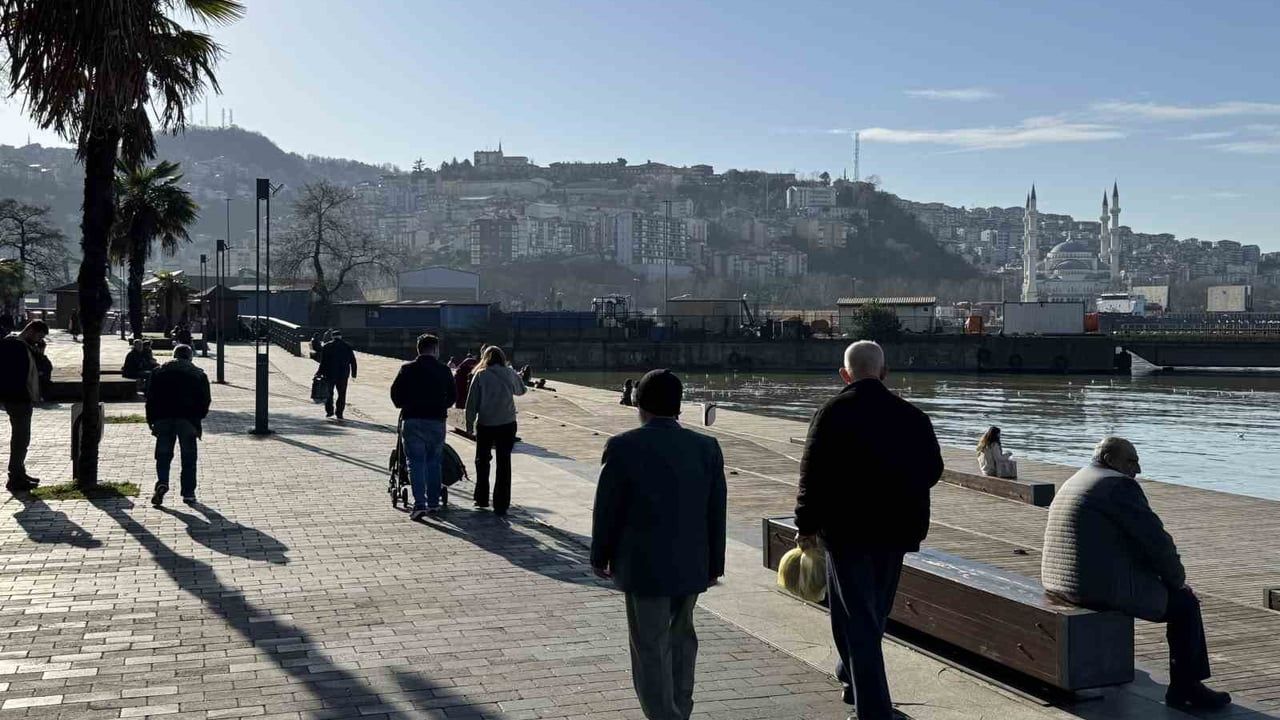 Zonguldak'ta Sıcak Hava ile Sahil Ziyareti