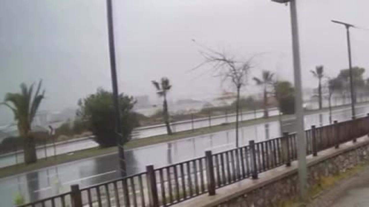 Alanya'da Yağışlı Hava Kazaya Neden Oldu