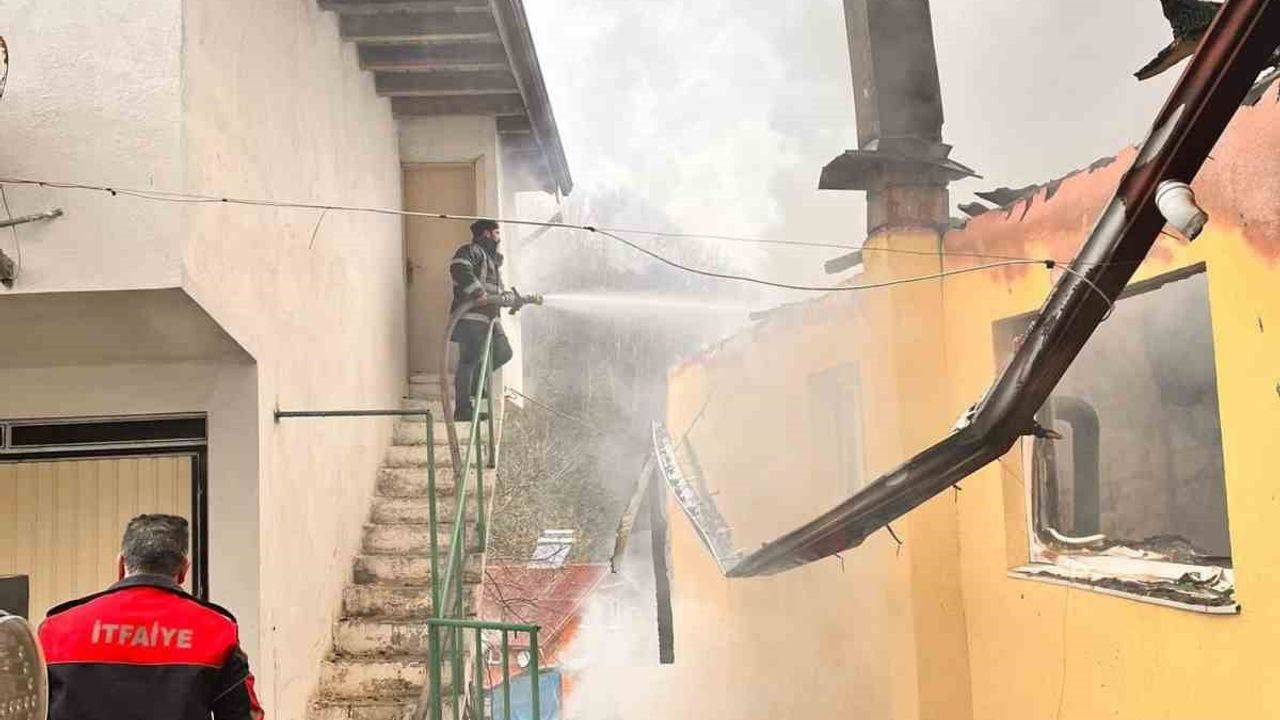 Bartın'da Ahşap Ev Yangını: Yaşlı Çift Kurtarıldı