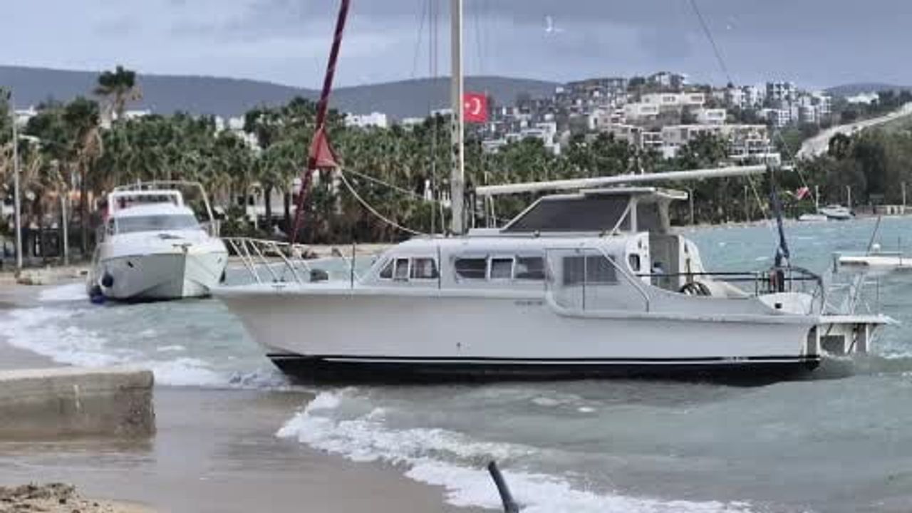 Bodrum'da Fırtına Tehlikesi: 8 Tekne Kıyıya Sürüklendi