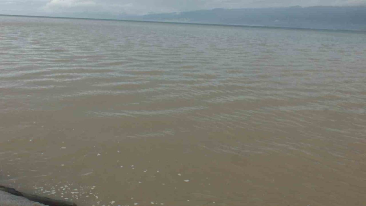 Burhaniye'de Sağanak Yağış Yolları Suya Gömüldü