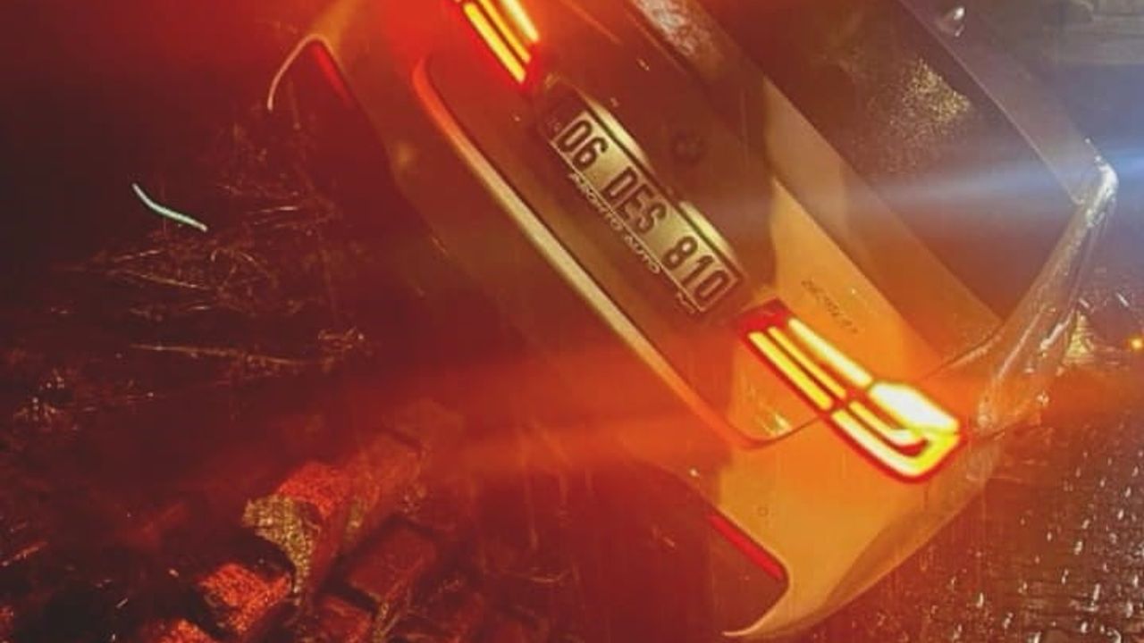 Bursa’da Kontrolden Çıkan Otomobil Duvara Çarptı