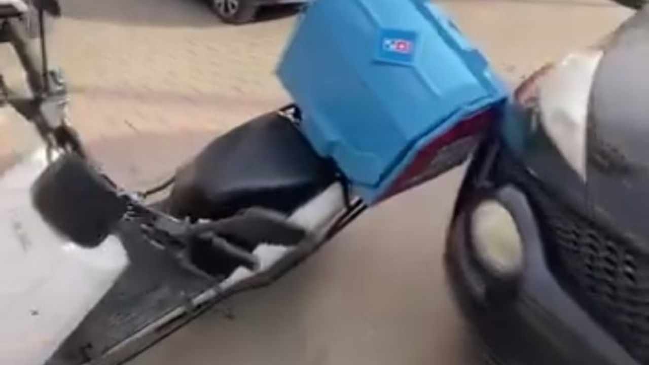 Bursa'da Otomobil Sürücüsü ile Motosikletli Kurye Arasındaki Tartışma Kameralara Yansıdı