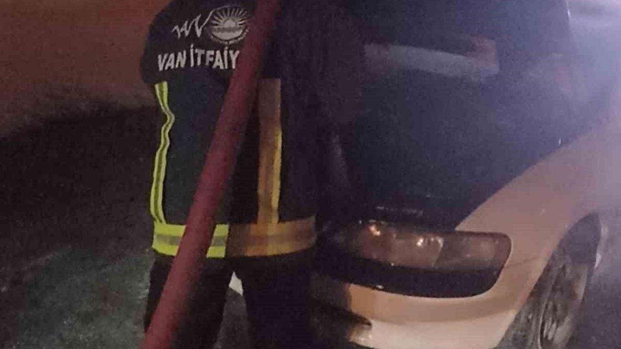 Erciş'te Seyir Halindeki Otomobilde Yangın