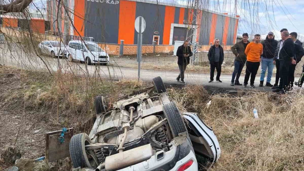 Erzincan'da Şarampole Uçan Otomobilin Sürücüsü Yaralandı