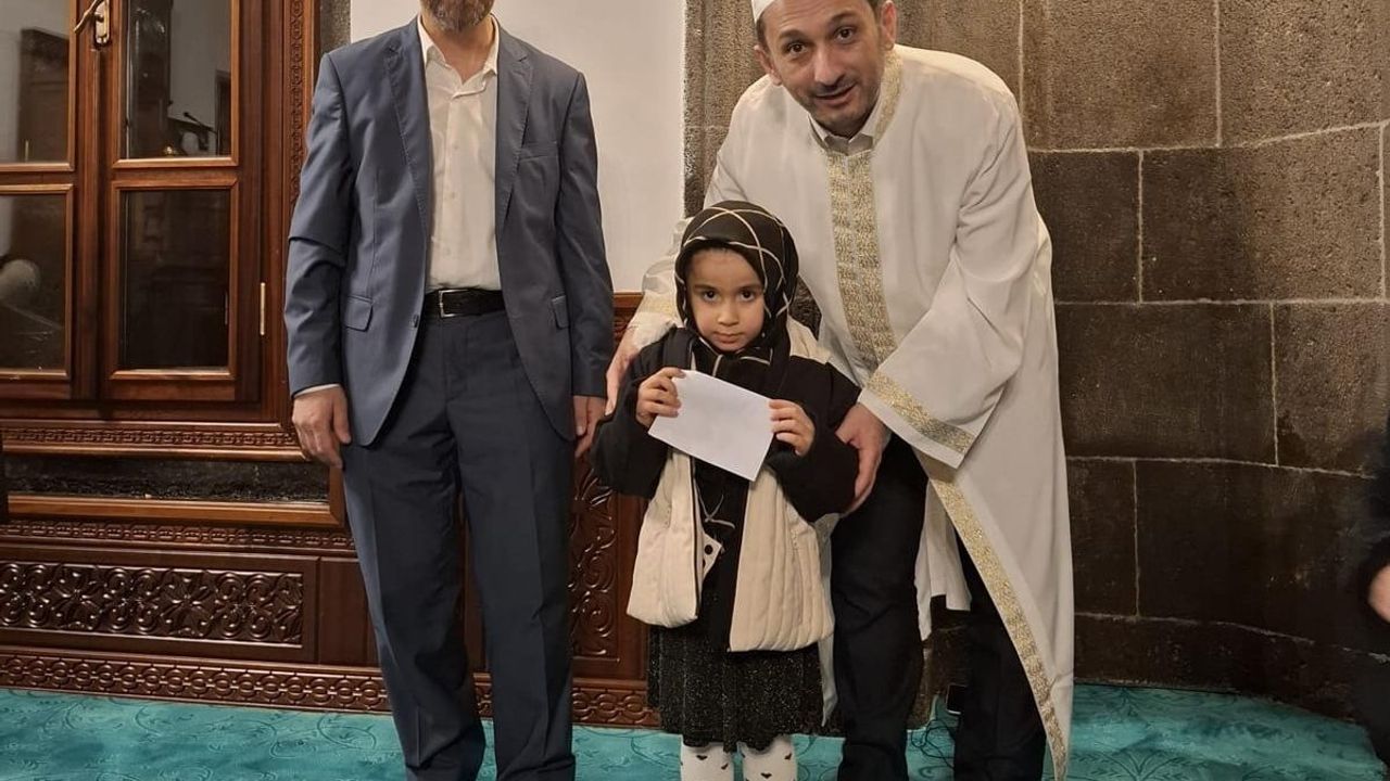 Erzurum'da Gençler İlmî Buluşmaya Katıldı ve Ödüllerini Aldı