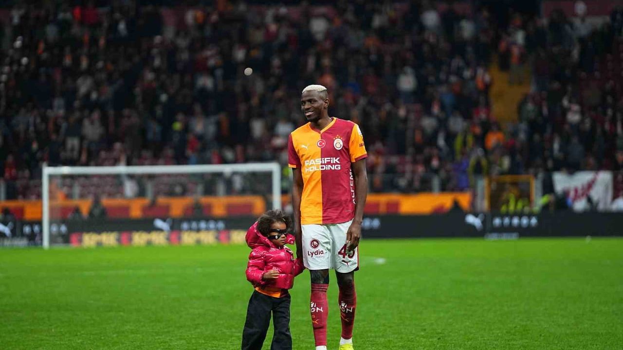 Galatasaraylı Yıldızlardan Taraftara Jest