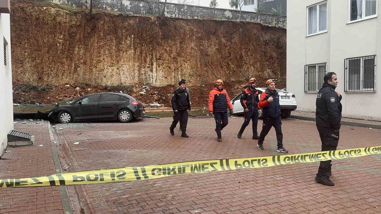 Gaziantep'te İstitnat Duvarı Çöktü, Araçlar Zarar Gördü