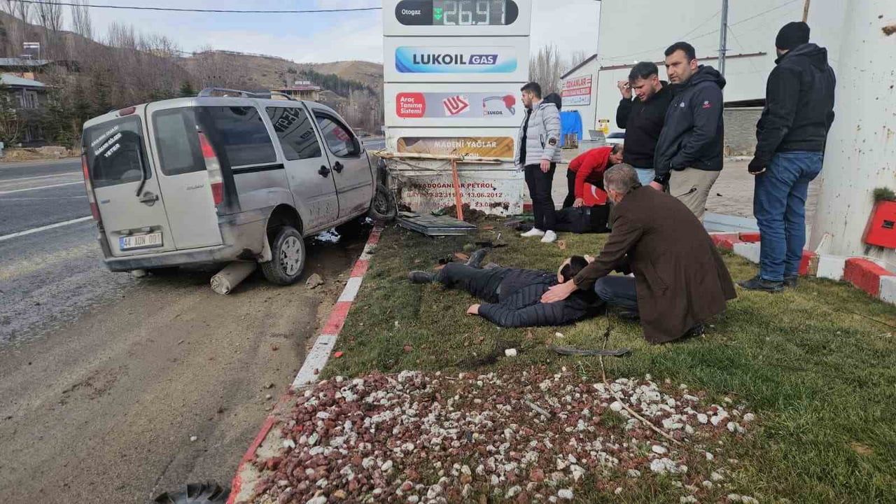 Hafif Ticari Araç Akaryakıt İstasyonuna Daldı