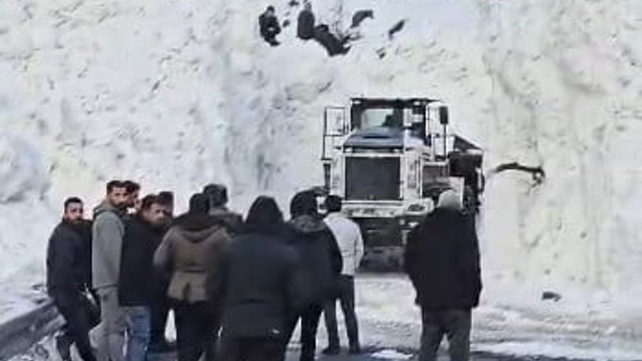 Hakkâri'de Çığ Alarmı: Van ve Şırnak Yollarında Tehlike