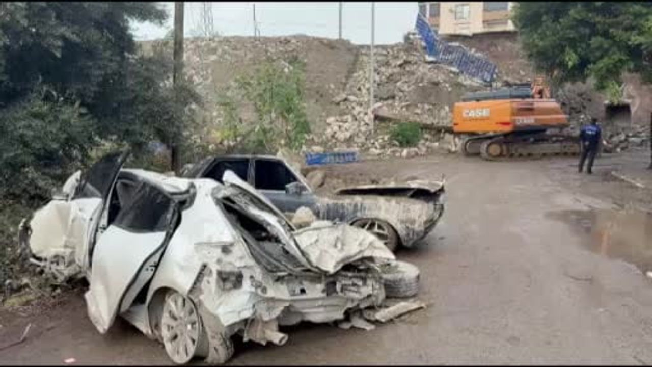 Hatay'da İstinat Duvarı Çökmesi: Araçlar Hurdaya Döndü