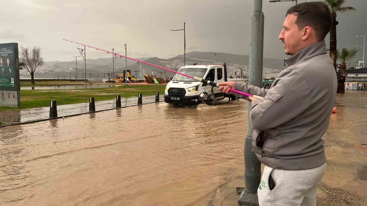 İzmir'de Sağanak Yağış Hayatı Felç Etti