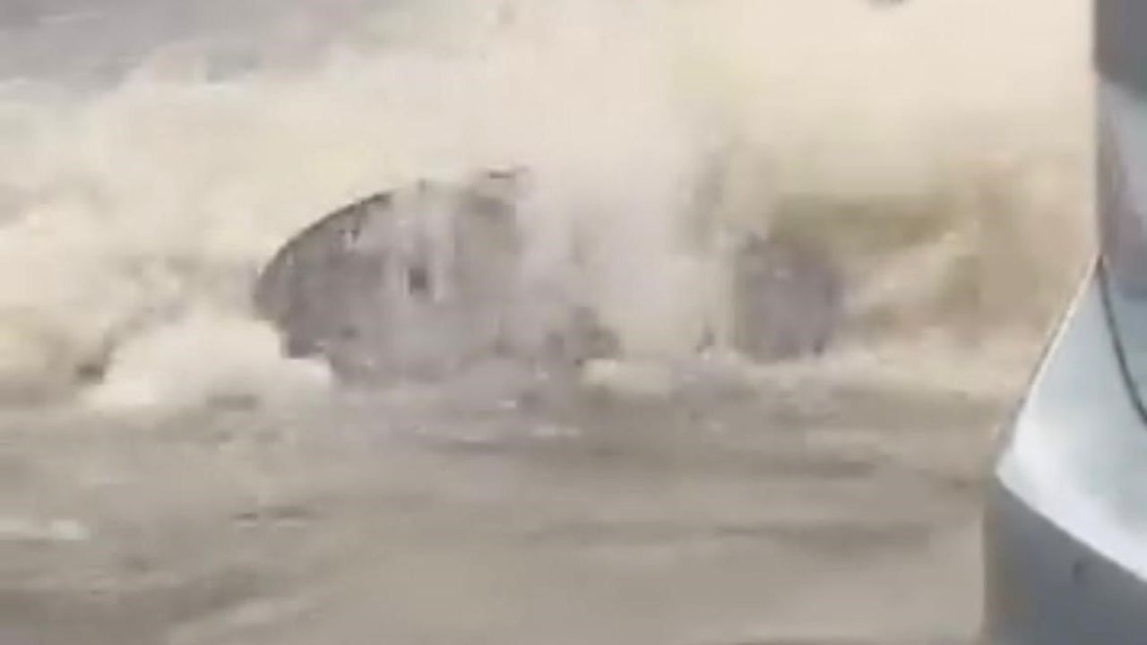 İzmir'de Şiddetli Yağış ve Fırtına