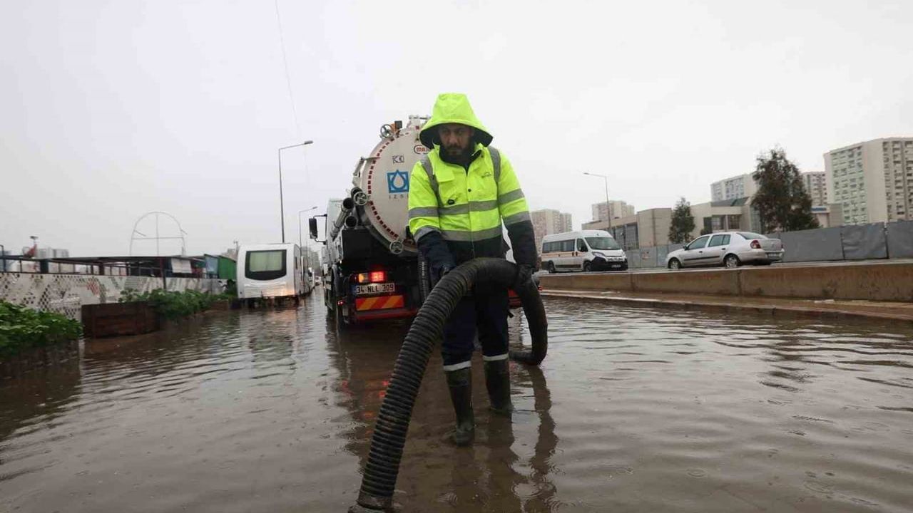 İzmir'de Su Baskını İhbarlarına Anında Müdahale
