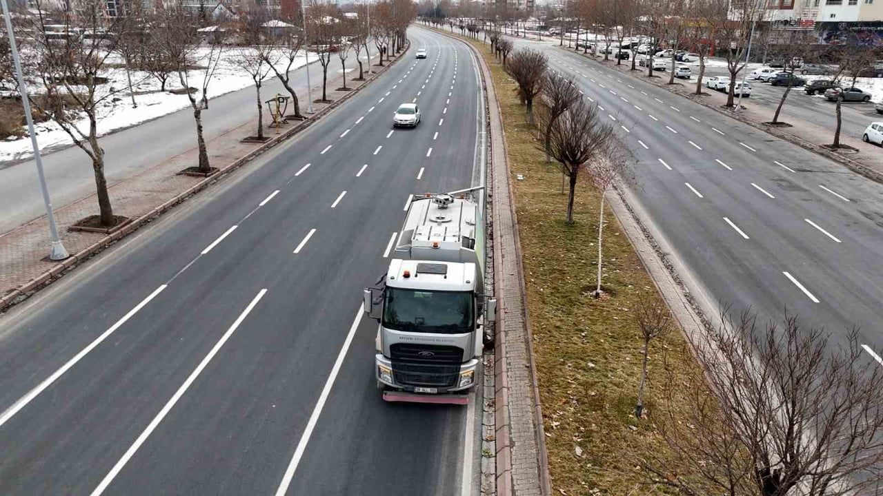 Kayseri Büyükşehir Belediyesi Temizlik Çalışmalarına Devam Ediyor