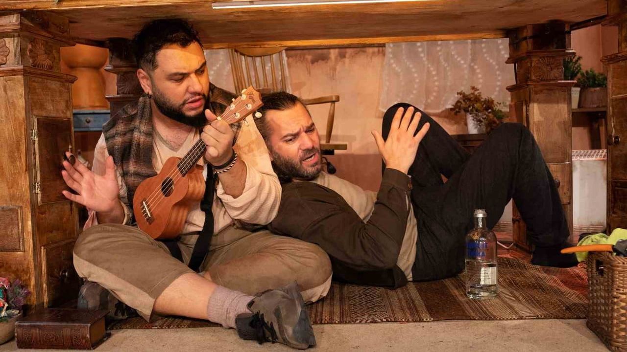 Kocaeli Şehir Tiyatroları 'Masanın Altında' ile Başiskele'de Sahne Aldı