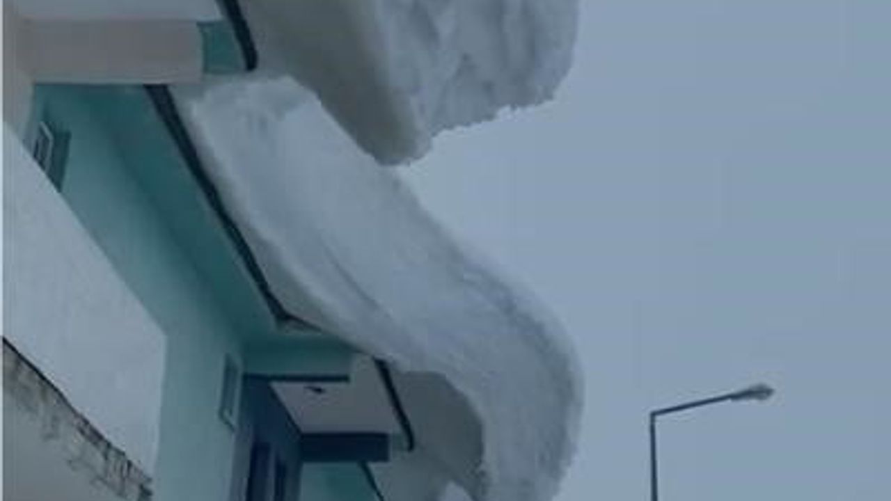 Ovacık'taki Bina Çatılarında Sarkan Kar Kütleleri