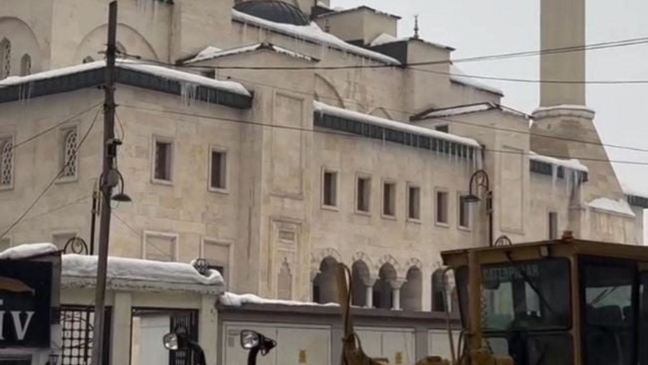 Patnos'ta Kar Temizleme Çalışmaları Hız Kesmeden Devam Ediyor