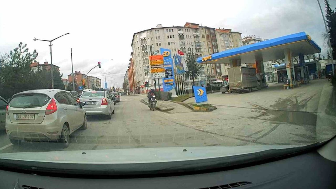 Ters Yön İhlali: Motosikletli Kurye Trafiği Tehlikeye Attı