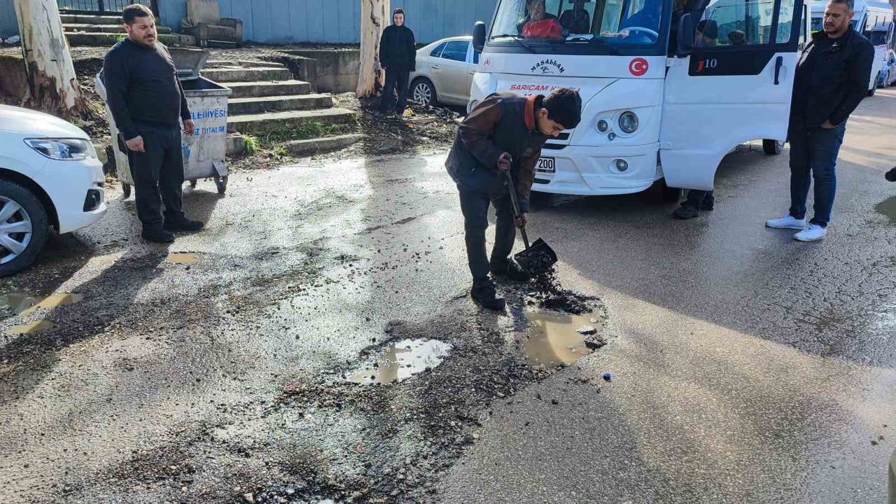 Yüreğir'de Çukur İsyanı: Vatandaş Lastikle Önlem Alıyor